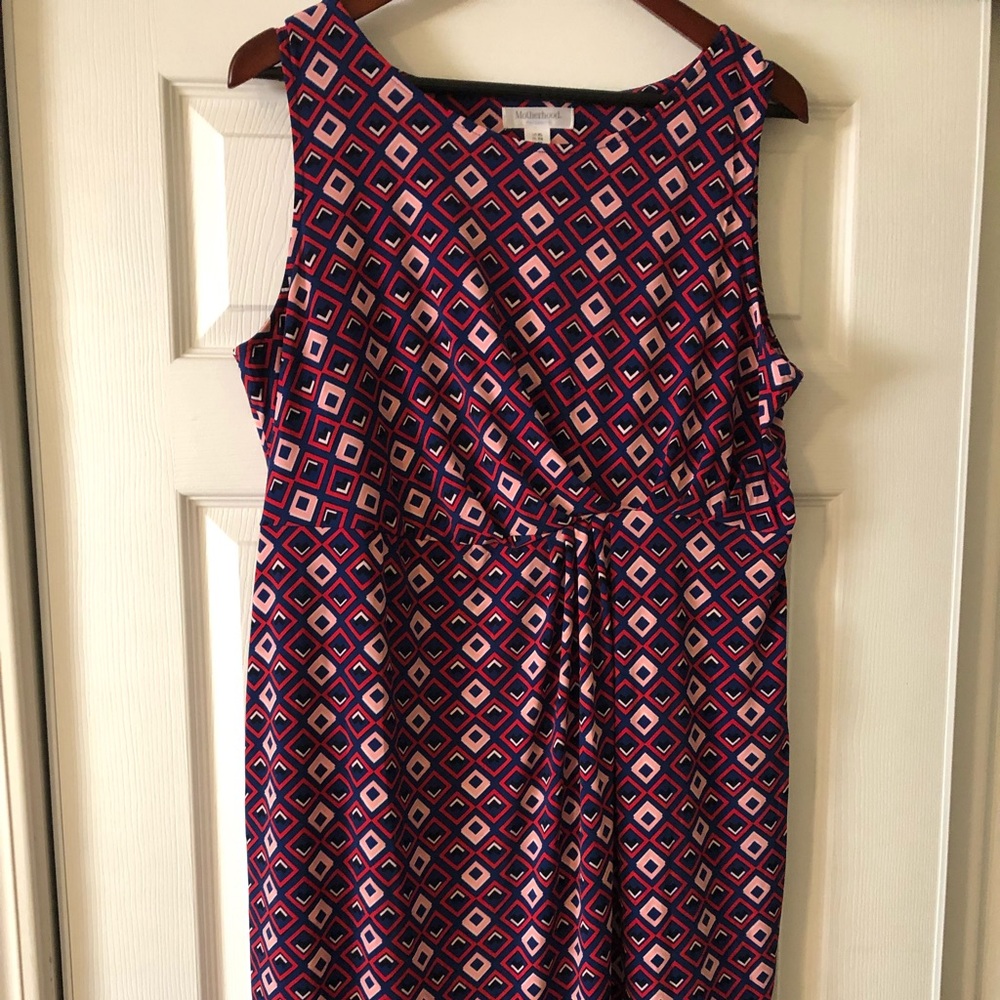 Sleeveless maternity dress